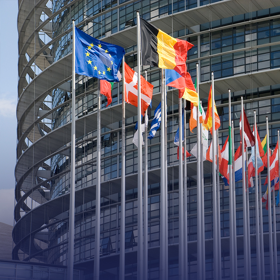 Flaggen vor einem Gebäude